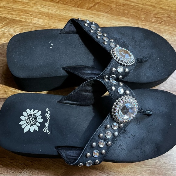 Yellow box flip flops - Picture 3 of 3